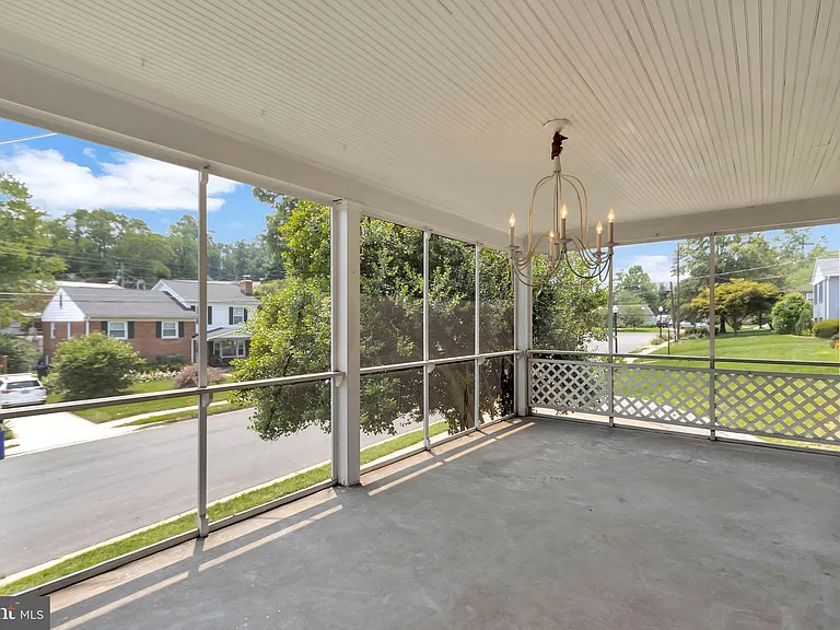 970 N Quintana St — Photo 30