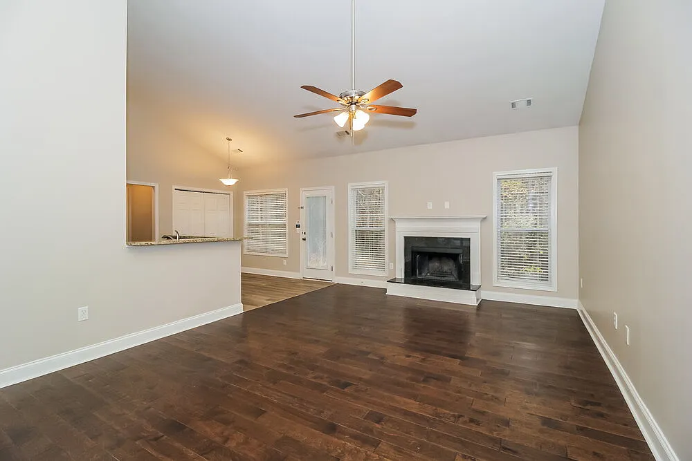 3 bed, 2.0 bath, 1650 sqft, $2,030 — Photo 3