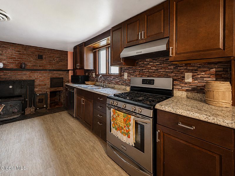 5th image of 638 Hillcrest Road