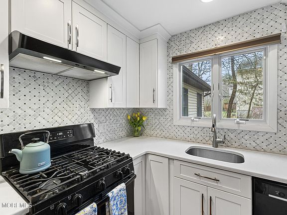 3rd image of 164 W 3rd Street