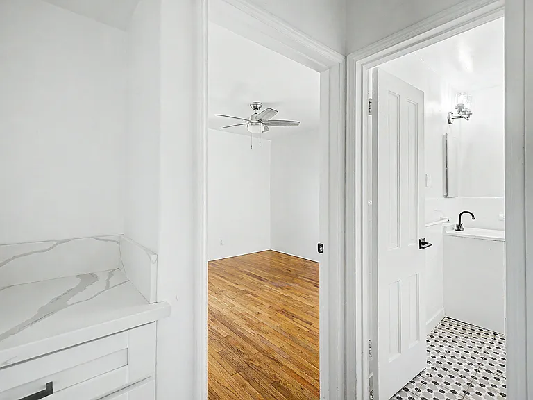 Las Palmas Apartments — Photo 17