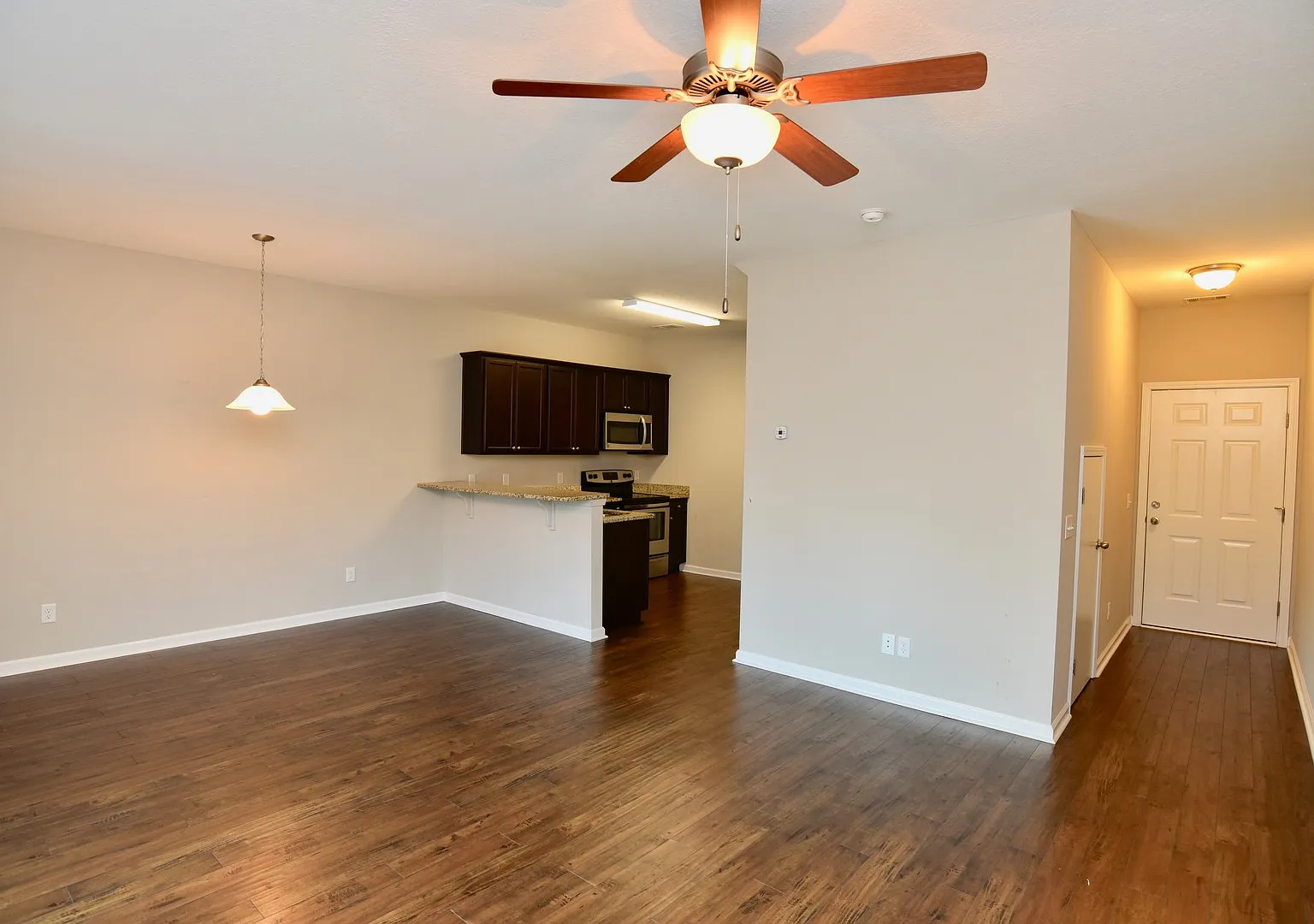3 Bed 2.5 Bath Townhome In the heart of Richmond Hill. — Photo 4