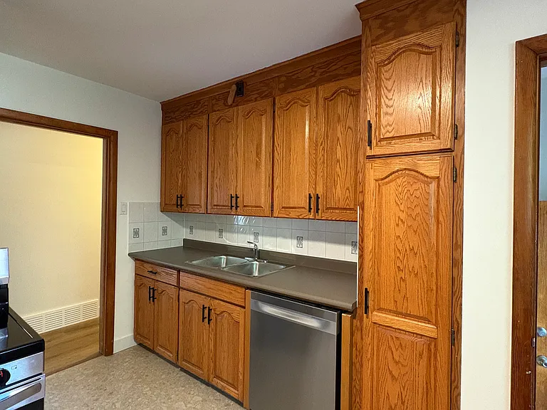 211 Strathmillan Rd — Photo 11