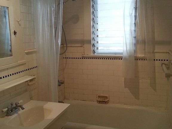 4th image of 170 S Sycamore Ave
