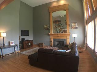 933 W Parkview Dr, South Elgin, IL 60177