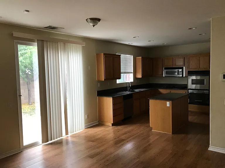 38099 Floricita St — Photo 7