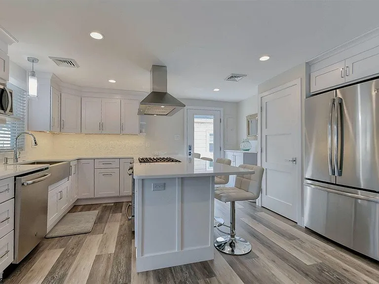 102 N Essex Ave — Photo 10