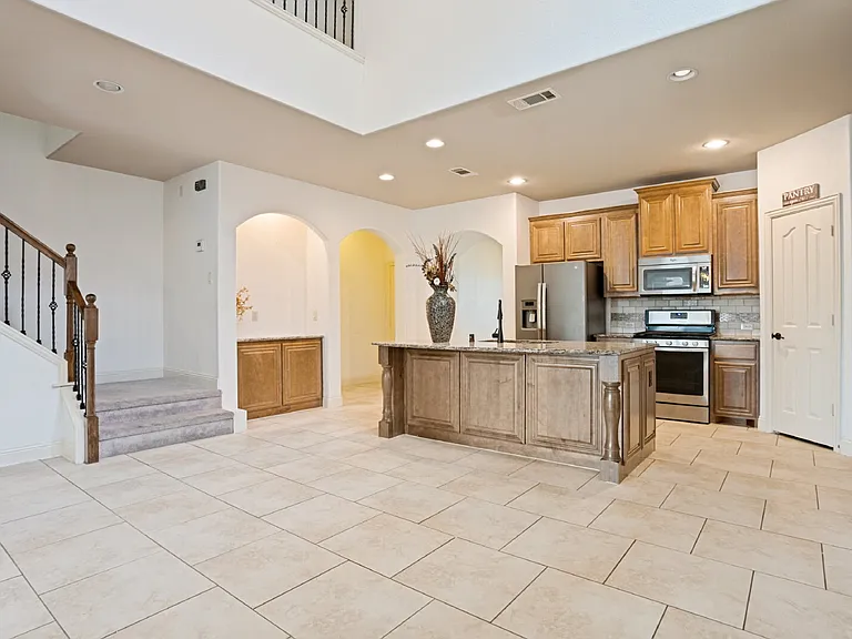 1204 E Shawnee Dr — Photo 9