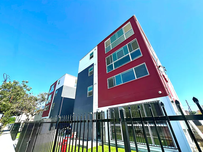 1476 W 35th St — Photo 34