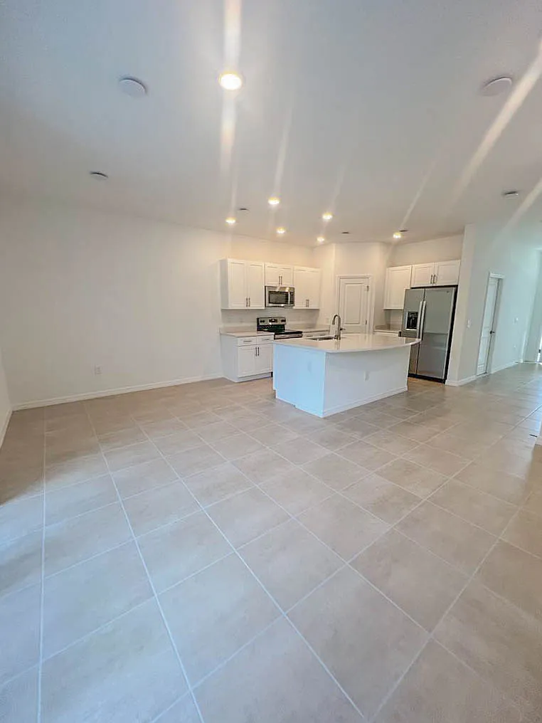 3 bed, 2.5 bath, 1373 sqft, $2,000 — Photo 3