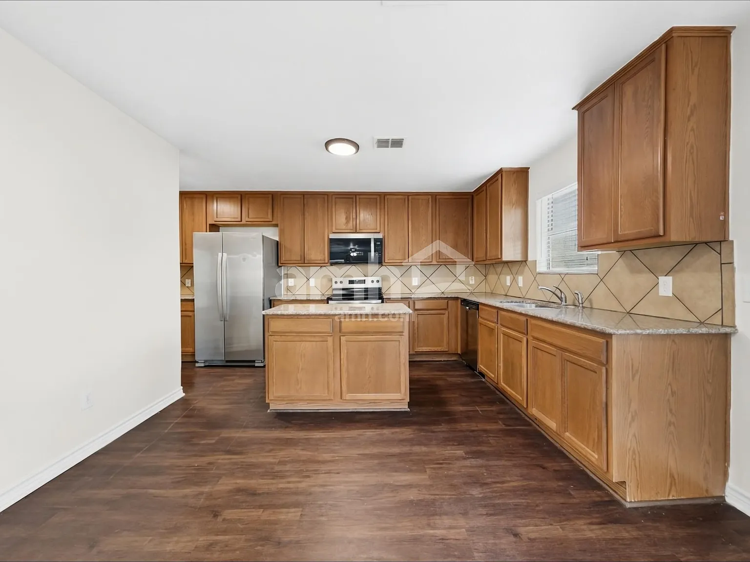 4 bed, 2.5 bath, 2422 sqft, $2,120 — Photo 4