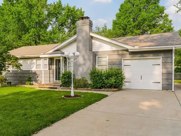 7524 Grandview Ln, Overland Park, KS 66204