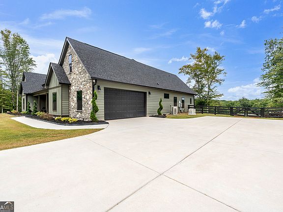4th image of 392 Georgian Pines Dr