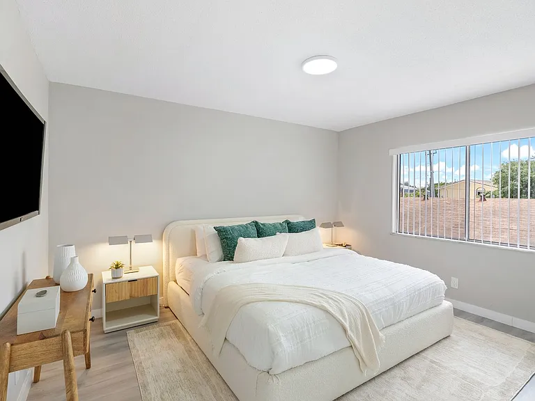 501 SE 23rd St #4 — Photo 7