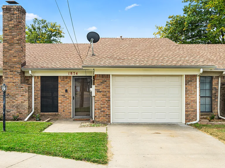 1876 Woodside Ln — Photo 14