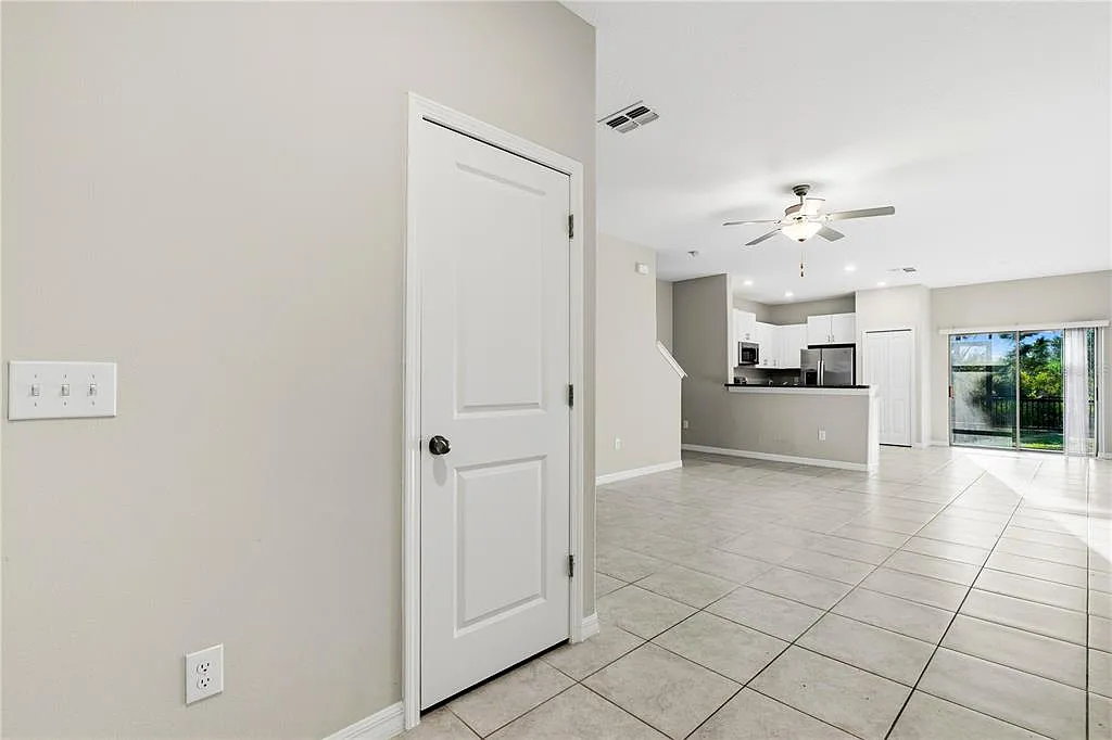 3 bed, 2.5 bath, 1634 sqft, $1,950 — Photo 2