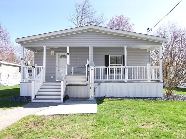 10 Meredith Drive, Hampstead, NH 03841
