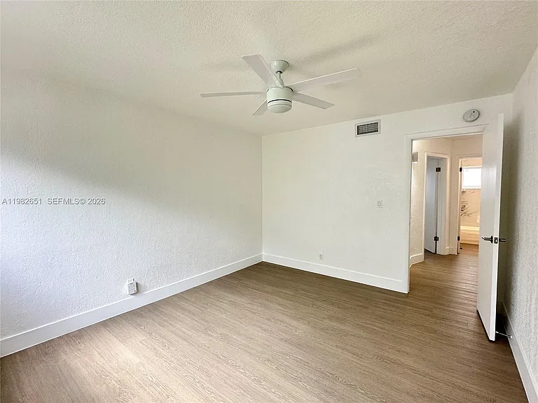 913 NE 17th St #8 — Photo 22