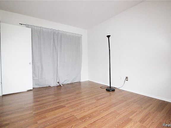 3rd image of 966 Bloomfield Village Blvd #F1