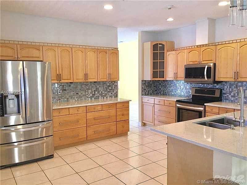 1st image of 521 Carrington Ln