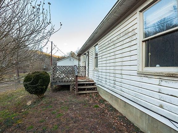 4th image of 1262 Commercial Ave