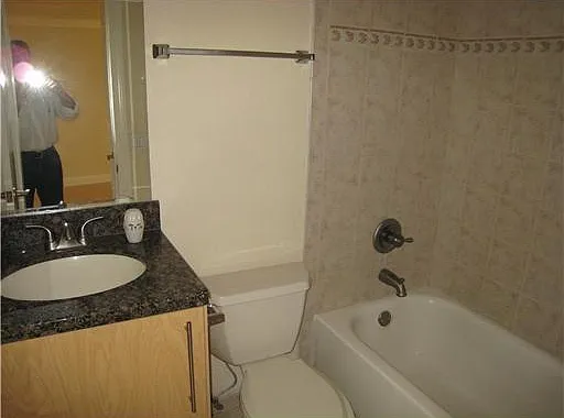 811 NE 14th Pl #6 — Photo 6