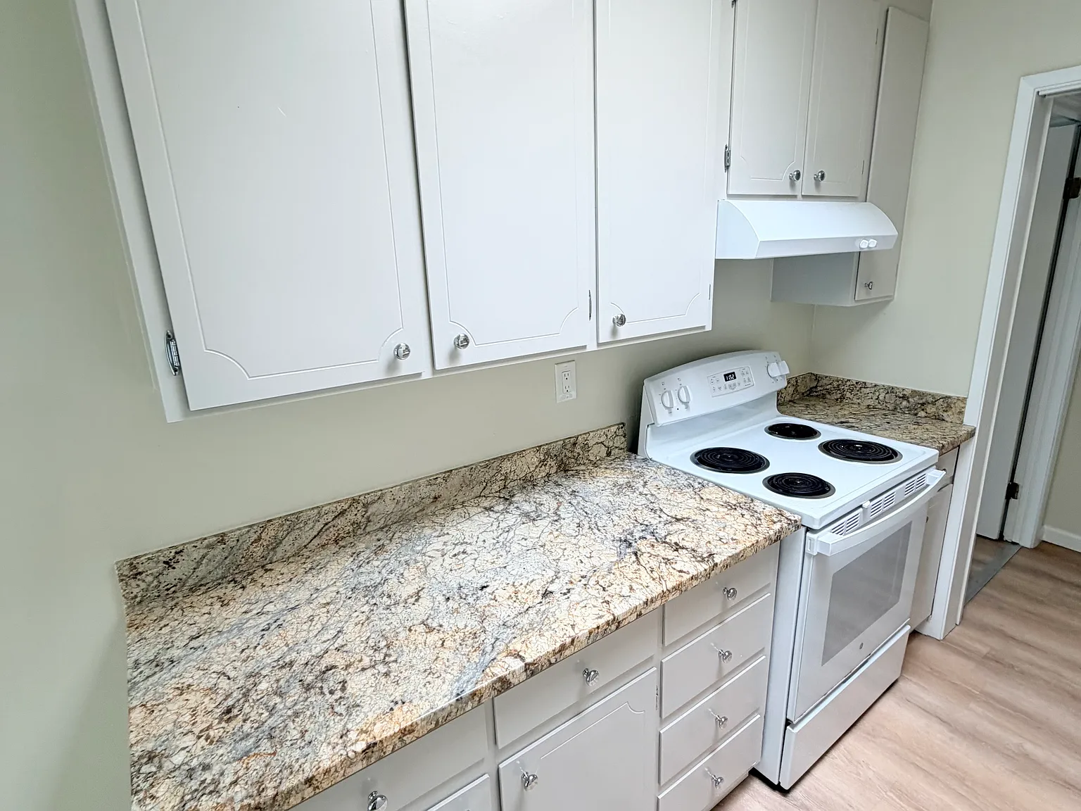 2 bed, 800 sqft, $6,295 — Photo 3