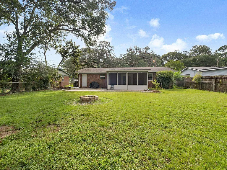 310 Lancaster Dr — Photo 21
