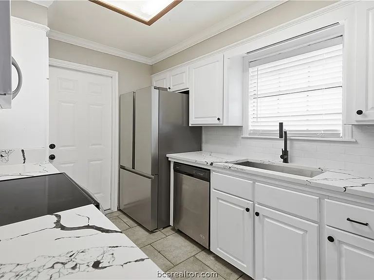 507 Lansing Ct — Photo 8