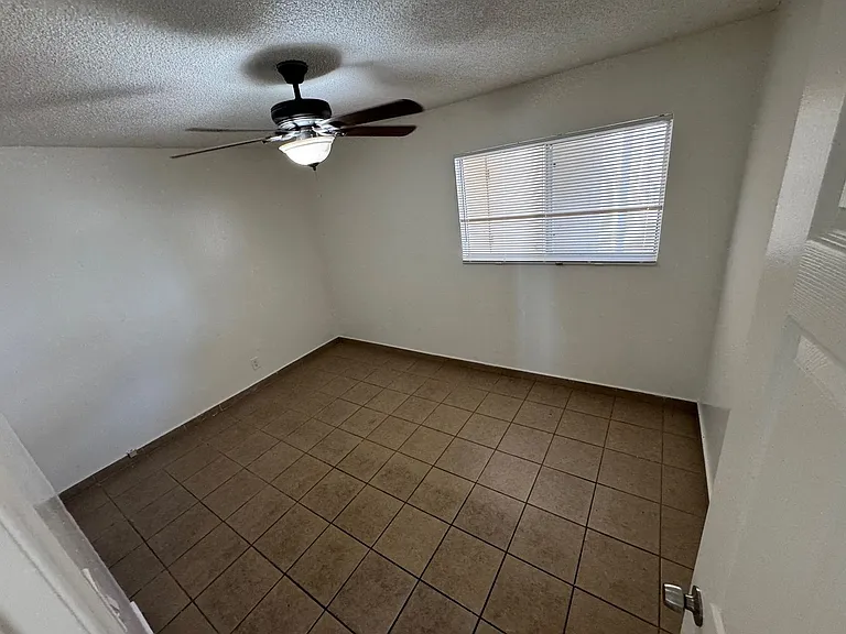 501 E Hurst St — Photo 8