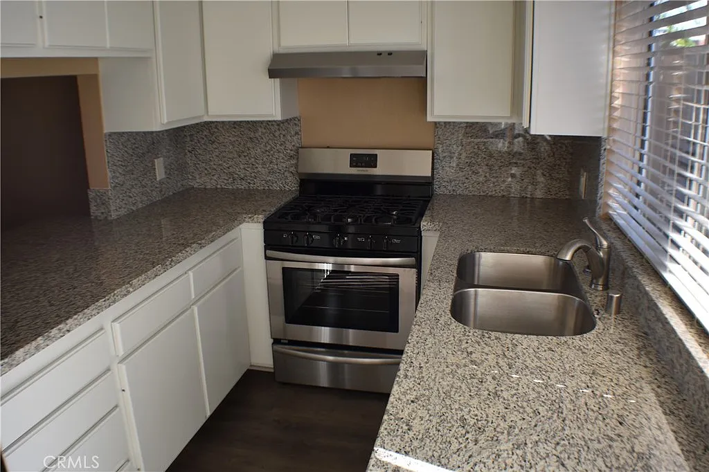 2 bed, 1.5 bath, 832 sqft, $2,450 — Photo 3