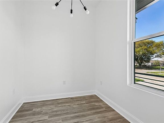 5th image of 3401 Plaza Dr