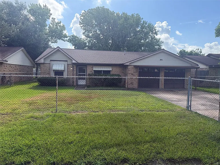 501 E Oak St — Photo 1