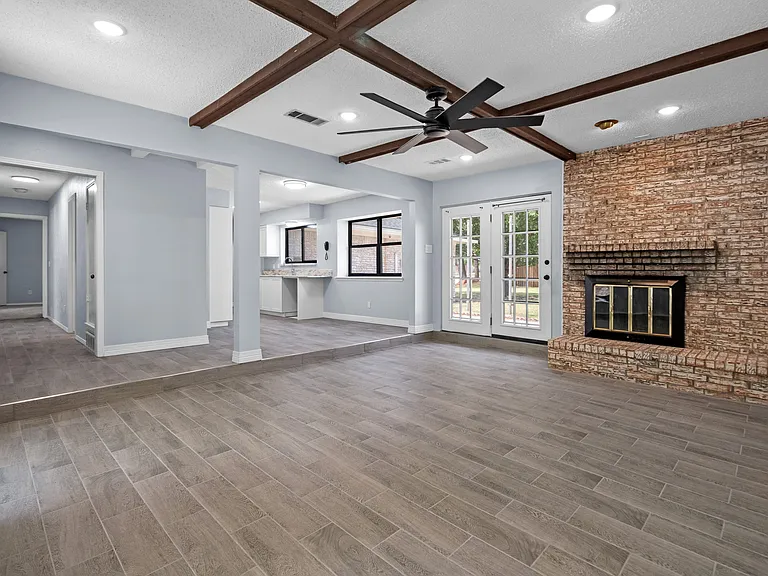 1801 Ridgecrest Dr — Photo 3