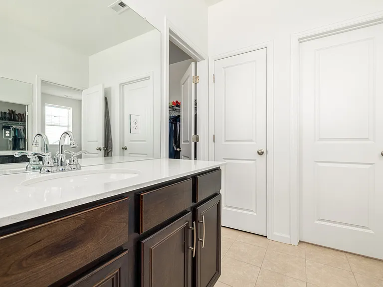 943 W Hopkins Dr — Photo 16