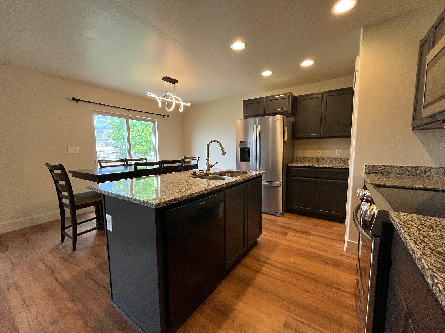 4 bed, 2.5 bath, 1700 sqft, $2,000 — Photo 2