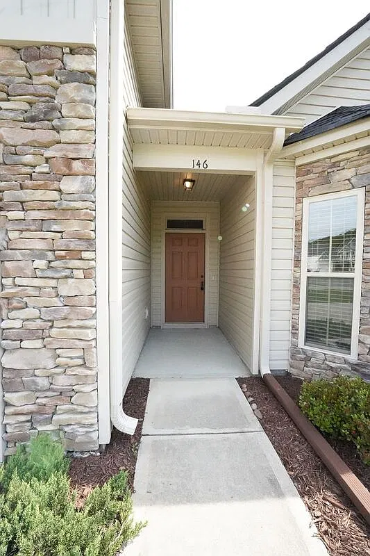 4 bed, 3.0 bath, 2138 sqft, $2,400 — Photo 4