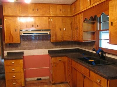 4th image of 221 Pearl St