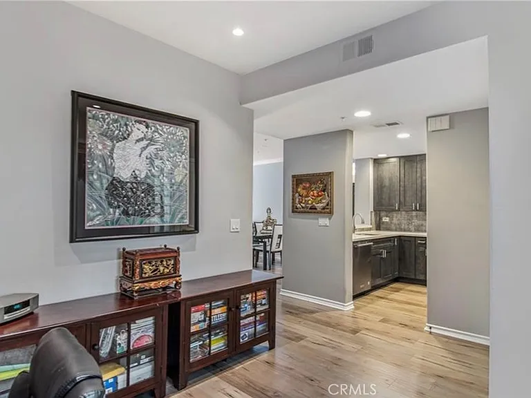 2233 Martin #201 — Photo 19