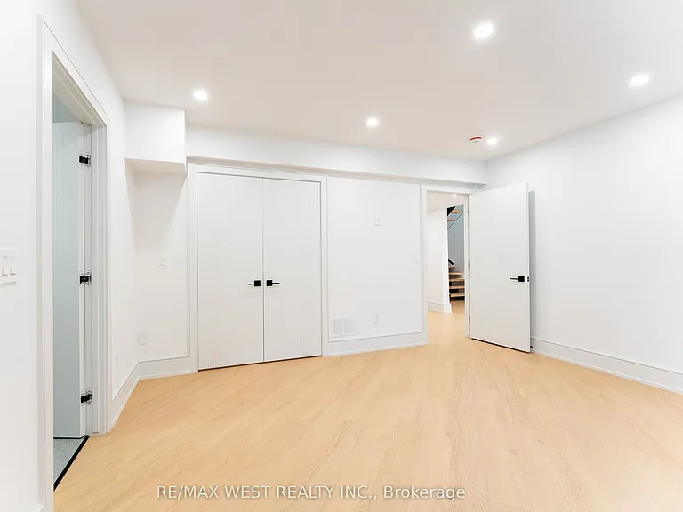 510 Wellington Cres — Photo 28