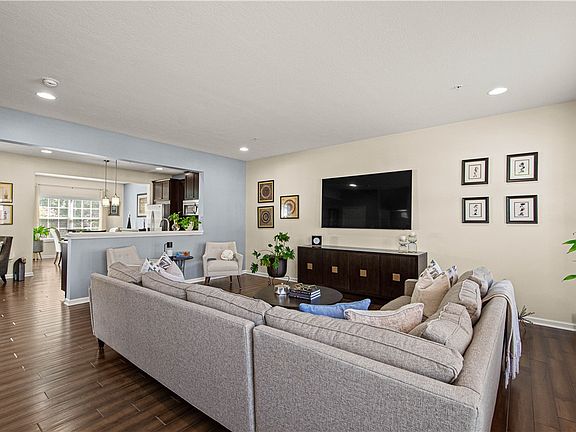 3rd image of 662 Freedom Dr