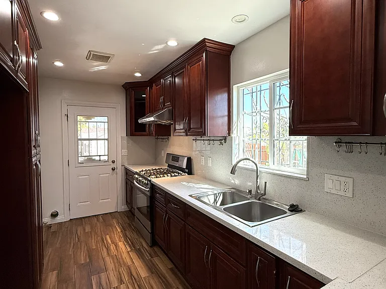 3132 Doolittle Ave — Photo 6