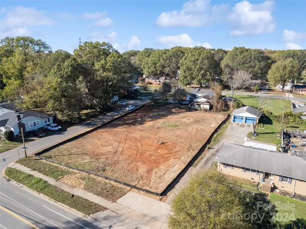 325 N Hoskins Rd, Charlotte, NC 28216