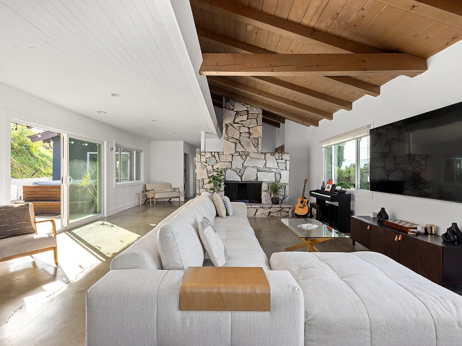 4 bed, 1957 sqft, $5,850 — Photo 1