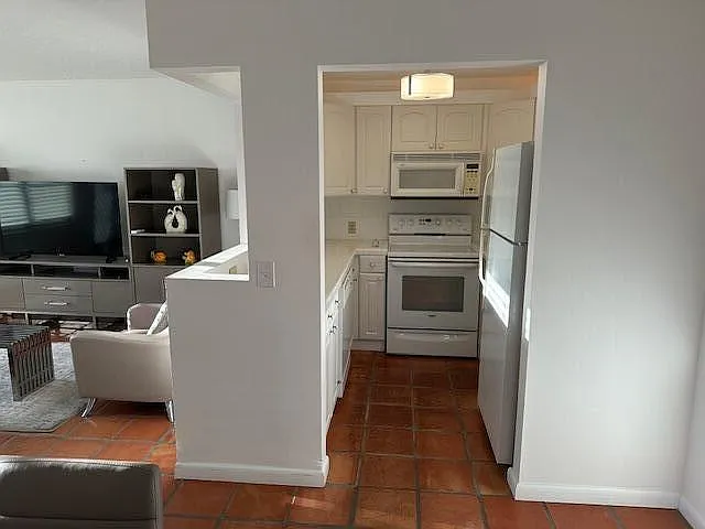 359 Brighton Dr E #I — Photo 13