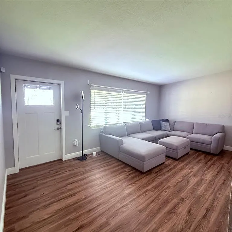 3 bed, 2.0 bath, 1841 sqft, $2,500 — Photo 3