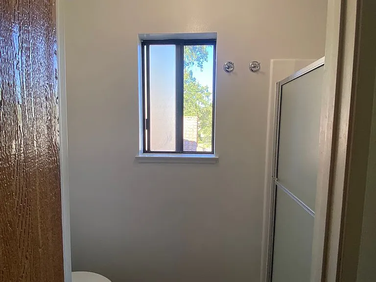 107 W Oak street — Photo 9