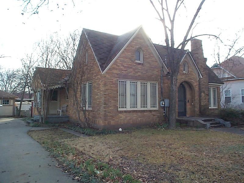 1st image of 303 W Oak St