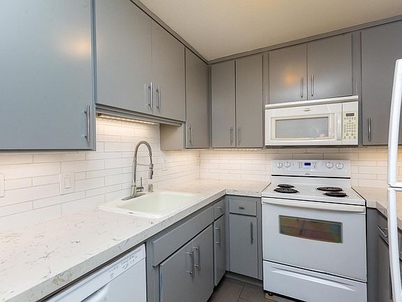 Picture of kitchen with old appliances