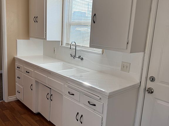 5th image of 1526 Genevieve St